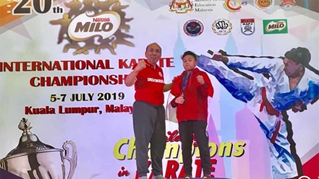 Afkar Duwera bersama sang Opa, Surya Burhanudin, saat kejuaraan karate di Kuala Lumpur 2019 silam.(foto:dok/keluarga).
