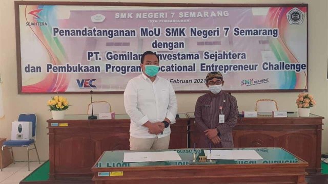 MoU antara Yasin Ekowicaksono sebagai Direktur Utama PT Gemilang Investama Sejahtera (Baju Putih) dan Drs Samiran MT selaku Ketua Musyawarah Kerja Kepala Sekolah (MKKS) Jawa Tengah (Baju Coklat).(foto:dok).