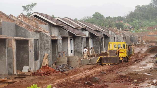 Proyek pembangunan rumah bagi warga Desa Kawungsari, Kabupaten Kuningan, yang direlokasi kini masih terus dilakukan. (Andri Yanto)