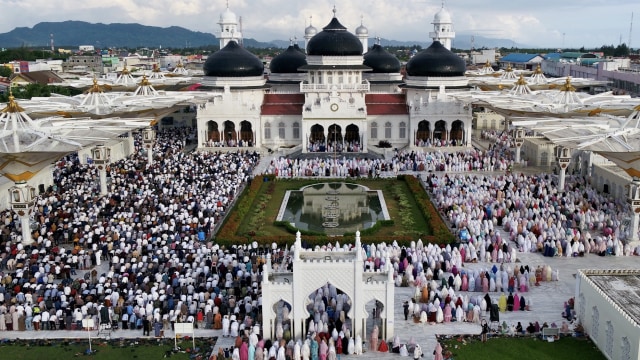 Ilustrasi masyarakat Aceh melaksanakan salat Idul Fitri 2020 di Masjid Raya Baiturrahman, Banda Aceh. Foto: Abdul Hadi/acehkini