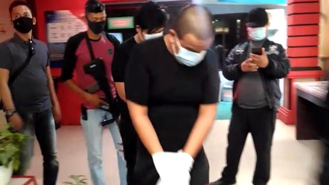 SIPIR penjara yang terlibat peredaran dan konsumsi narkoba dipindahkan ke LP Nusakambangan dengan tangan terborgol serta pengawalan senjata api lengkap, Jumat (19/2/2021). 