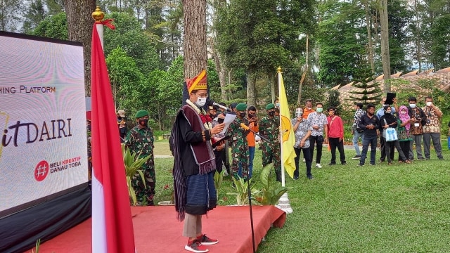 Menteri pariwisata dan ekonomi kreatif Sandiaga Uno mengunjugi Taman Wisata Iman (TWI) di Kabupaten Dairi, Sumatera Utara, Jumat (19/2). Foto: Rahmat Utomo/kumparan