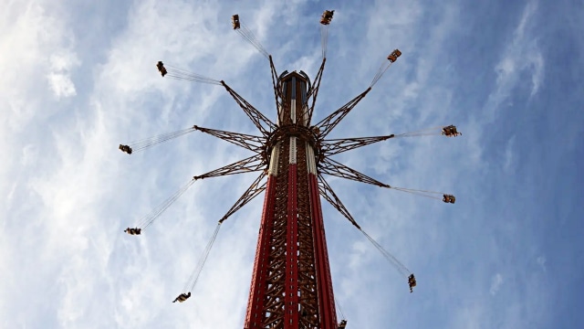 Wahana ekstrem di Bollywood Skyflyer, Dubai. Foto: AFP/Giuseppe Cacae