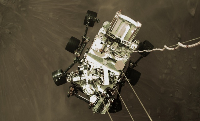 Robot penjelajah Perseverance NASA turun ke permukaan Mars menggunakan skycrane. Foto: NASA