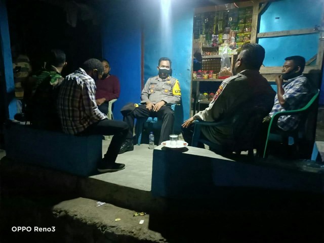 Foto: Kapolres Alor, AKBP Agustinus Christmas saat mensosialisasikan warga soal vaksin covid-19 (istimewa)