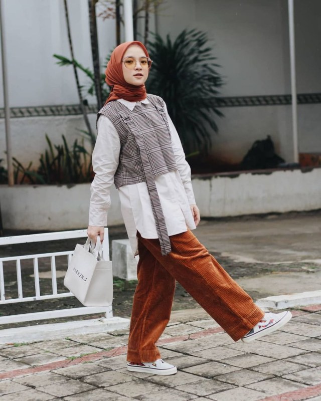 OOTD Hijab dan Sneakers ala Nissa Sabyan Foto: Instagram