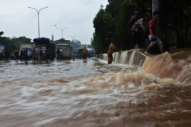Sejumlah kendaraan terjebak banjir di ruas Tol TB Simatupang, Jakarta, Sabtu (20/2). Foto: Indrianto Eko Suwarso/ANTARA FOTO