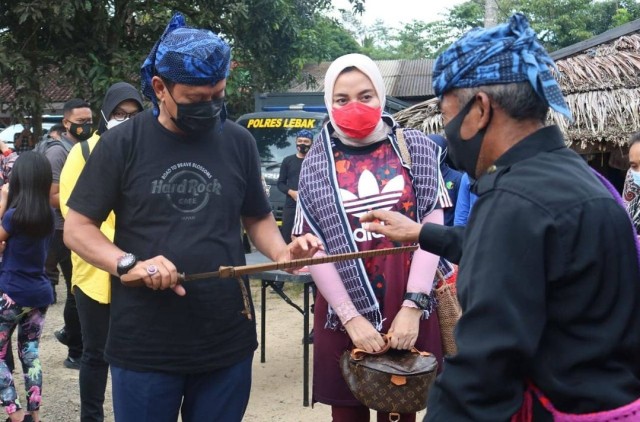 Kapolda Banten Irjen Pol Dr. Rudy Heriyanto Adi Nugroho saat menerima Golok Sulangkar dari tokoh adat Baduy beberapa waktu lalu. (Dok. Humas Polres Lebak)