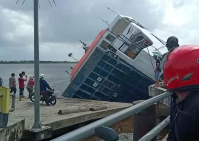 Sebuah feri penyeberangan terbalik di dermaga Tebas. Foto: Dok Hi!Pontianak