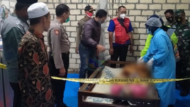Petugas saat lakukan identifikasi mayat Nurul Qomariyah, warga Dusun Simo, Desa Simorejo, Kecamatan Kanor, Kabupaten Bojonegoro, yang meninggal dunia akibat tersengat aliran listrik. (foto: istimewa)