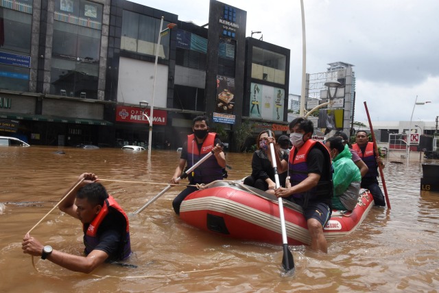 Petugas mengevakuasi warga menggunakan perahu karet saat banjir di kawasan Kemang, Jakarta Selatan, Sabtu (20/2). Foto: Indrianto Eko Suwarso/ANTARA FOTO