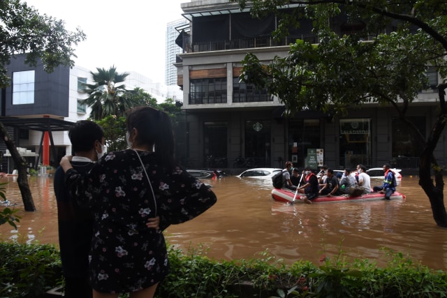 Petugas mengevakuasi warga menggunakan perahu karet saat banjir melanda kawasan Kemang, Jakarta Selatan, Sabtu (20/2). Foto: Indrianto Eko Suwarso/ANTARA FOTO