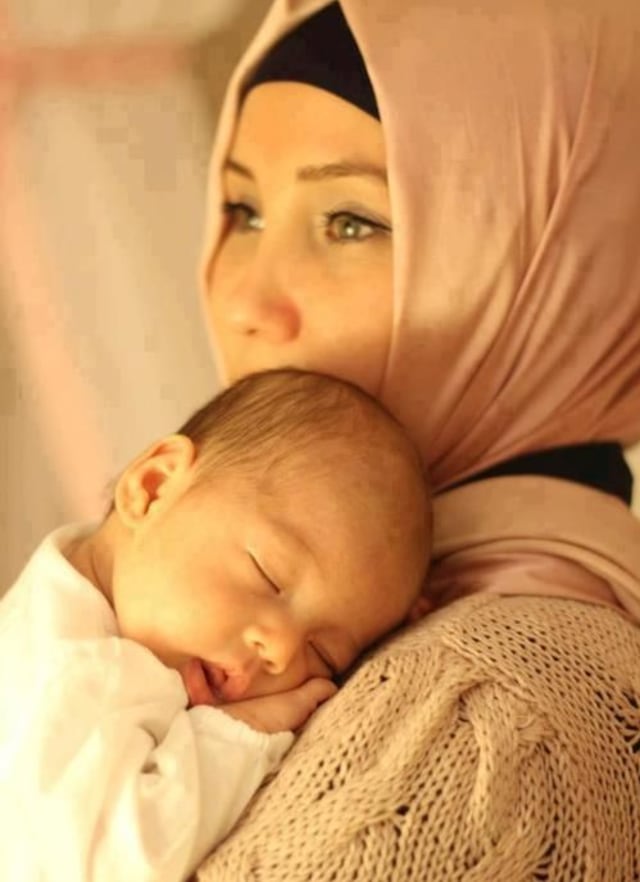 Ilustrasi membaca doa untuk anak baru lahir. Sumber: Pinterest