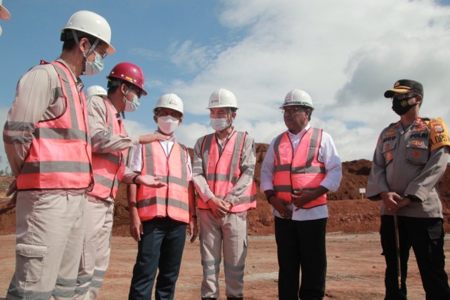 Kepala BKPM Bahlil Lahadalia (tengah celana hitam) bersama direksi PT IWIP dan Bupati Halteng saat berada di area penambangan. Foto: Rizal Syam/cermat