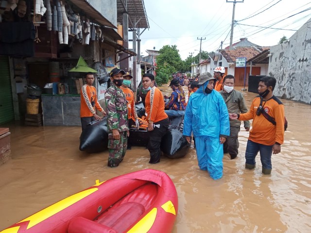 Sejumlah petugas dilokasi banjir di Kecamatan Cikampek Ds.Dauwan Tengah dan Barat. Foto: Dok. Istimewa