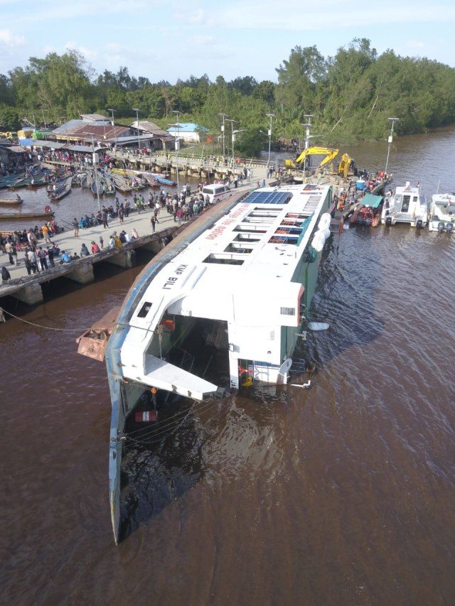 KMP Bili terbalik di dermaga Perigi Piai. Foto: Syarif Kurnia Sandi