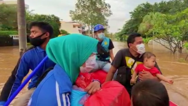 PLN bantu evakuasi korban banjir. Foto: PLN