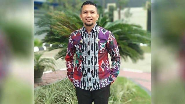 Satriyawan Abu Yasid, Owner batik Bohama, mengenakan batik corak Sulawesi Tenggara (Sultra).(foto:dok/pribadi). 