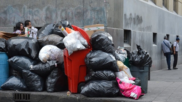 Ilustrasi Sampah. Photo by Carl Campbell on Unsplash