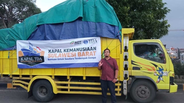 Andra Wibisono, dengan salah satu armada transportasinya.(dok/pribadi).