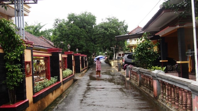 Warga di Desa Kawungsari, Kecamatan Cibeureum Kabupaten Kuningan, Jawa Barat, masih terlihat beraktivitas, akhir pekan ini. Dalam waktu dekat, 1.156 jiwa warga Desa Kawungsari akan direlokasi, setelah bendungan Kuningan dioperasikan pada bulan Juni 2021 mendatang. (Andri)
