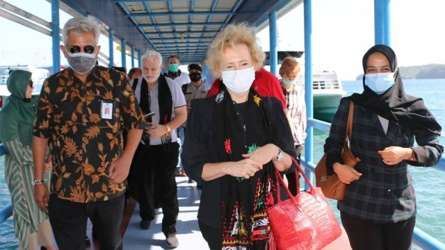 Dubes Rusia (tengah) didampingi Kepala BPKS (kiri) saat berada di Sabang. Dok. BPKS 