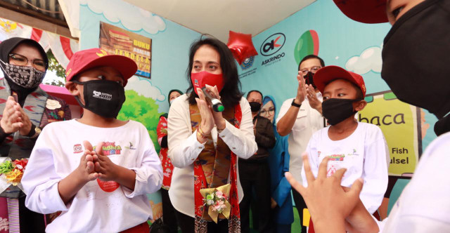 Menteri Pemberdayaan Perempuan dan Perlindungan Anak I Gusti Ayu Bintang Darmawati bermain bersama anak-anak (Foto: Kemenetrian PPPA)