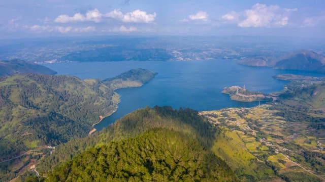 Foto aerial Danau Toba dari kawasan wisata menara pandang Tele di Turpuk Limbong, Harian, Kabupaten Samosir, Sumatera Utara, Minggu (21/2/2021). Foto: ANTARA FOTO/Nova Wahyudi