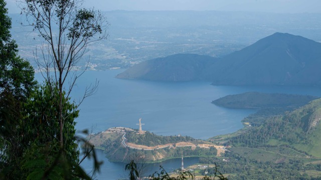 Foto aerial Danau Toba dari kawasan wisata menara pandang Tele di Turpuk Limbong, Harian, Kabupaten Samosir, Sumatera Utara, Minggu (21/2/2021). Foto: ANTARA FOTO/Nova Wahyudi