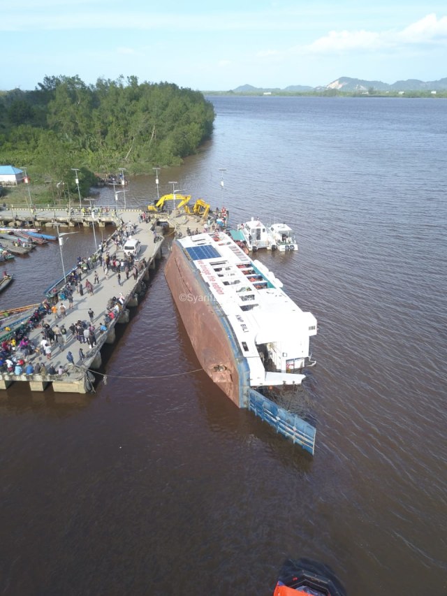 KMP Bili terbalik di dermaga Perigi Piai Foto: Sy.arif Kurnia Sandi 