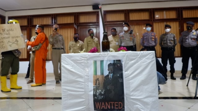 Relawan memprotes pernyataan anggota DPRD Bantul  Supriyono, di DPRD Bantul, Yogyakarta, Senin (22/2) Foto: Arfiansyah Panji Purnandaru/kumparan