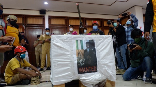 Relawan memprotes pernyataan anggota DPRD Bantul  Supriyono, di DPRD Bantul, Yogyakarta, Senin (22/2) Foto: Arfiansyah Panji Purnandaru/kumparan