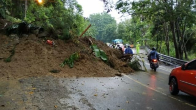 Longsoran di Skyline Kota Jayapura, Ppaua beberapa hari lalu saat hujan terus mengguyur daerah itu. (BumiPapua.com/Katharina)
