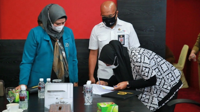 Penandatangan Banmus penetapan jadwal paripurna pengumuman pengusulan, pengesahan dan pengangkatan calon gubernur dan wakil Gubernur Kepri terpilih. Foto: Ismail/kepripedia.com