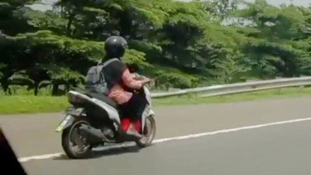 Emak-emak yang sempet viral, kembali masuk Tol Jagorawi, Senin (22/2). Foto: Dok. Istimewa