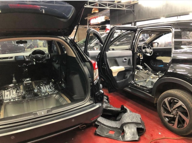 Proses pembersihan mobil terendam banjir di Detailbox. Foto: dok. Detailbox