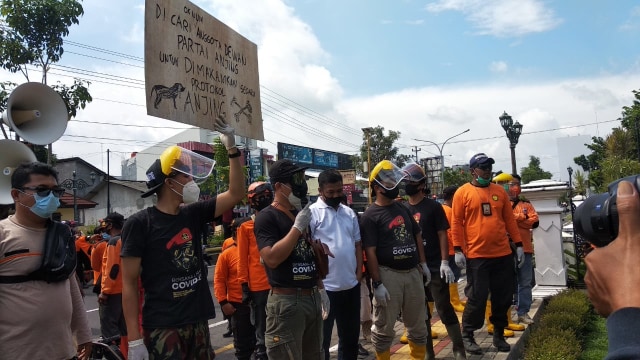 Relawan menggeruduk Kantor DPRD Bantul merespons pernyataan salah seorang dewan yang sebut Pemakaman Jenazah COVID-19 adalah proyek dan seperti kuburkan anjing, Senin (22/2/2021). Foto: Erfanto/Tugu Jogja