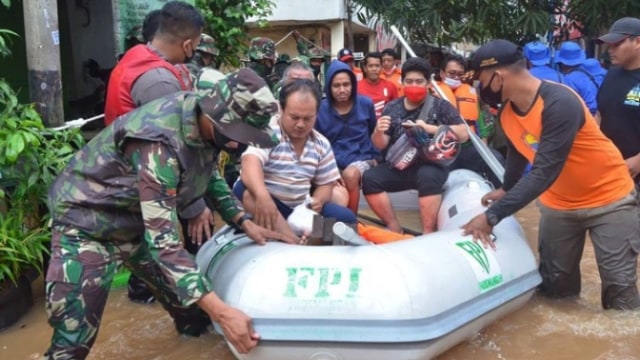 FPI saat bantu korban banjir. Foto: FPI