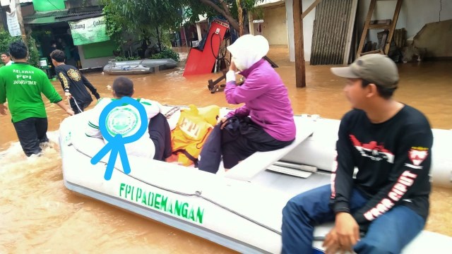 FPI saat bantu korban banjir. Foto: FPI
