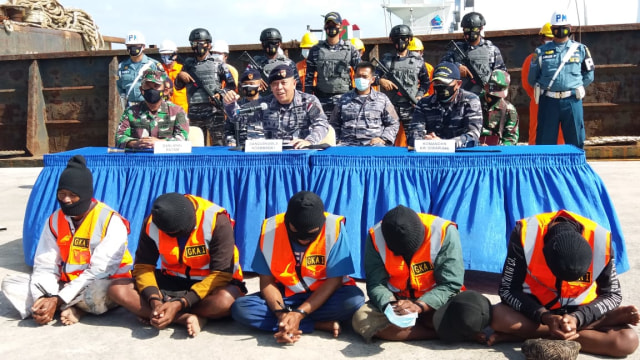 Lima pelaku pencurian dihadirkan TNI AL dalam jumpa pers, Senin (22/2). Foto: Rega/kepripedia.com