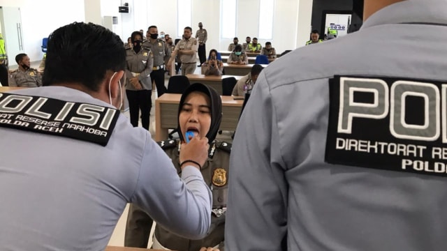 Mendeteksi narkoba dengan menggunakan air liur. Dok. Polda Aceh