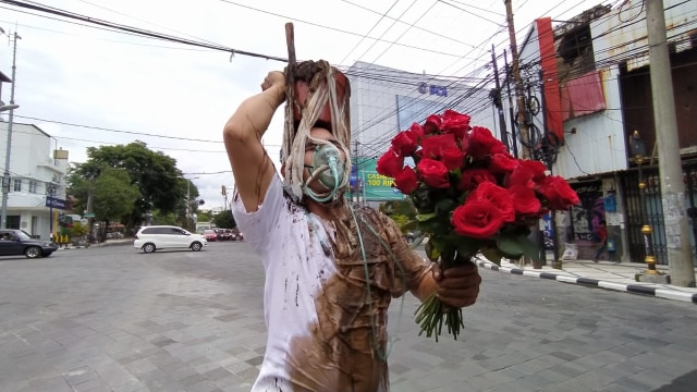 Performance art dadakan dari Malang Performance Art Community di Jalan Basuki Rahmat, Kayutangan, Kota Malang, pada Senin (22/2/2021). Foto: Ulul Azmy