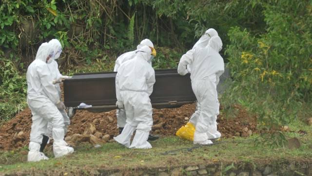 Pemakaman pasien COVID-19 oleh petugas. Foto: istimewa.