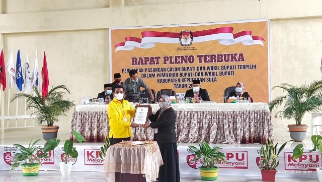 Rapat pleno penetapan Bupati dan Wakil Bupati Kepulauan Sula terpilih. Foto: Hartati Panigfat.