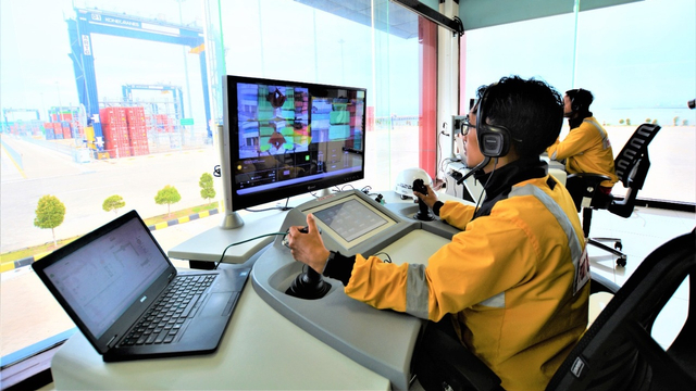 Aktivitas bongkar muat di Pelabuhan Kuala Tanjung yang dikelola PT Pelindo I (Persero). Foto: Dok. Pelindo I
