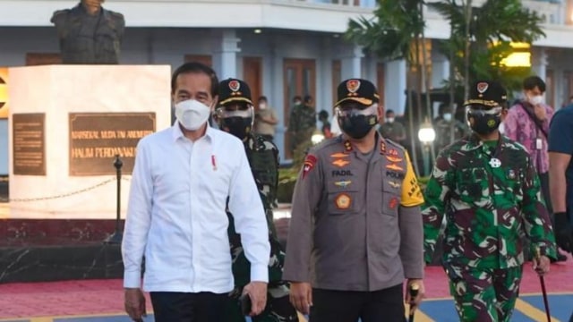 Presiden Joko Widodo saat keberangkatan kunjungan kerja ke Kabupaten Sumba Barat Daya, NTT. Foto: Muchlis Jr - Biro Pers Sekretariat Presiden
