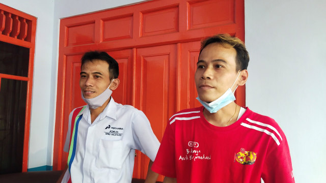 Kris Joko Raharjo (kanan) memilih mewarnai rambutnya agar tampil beda dengan kembarannya