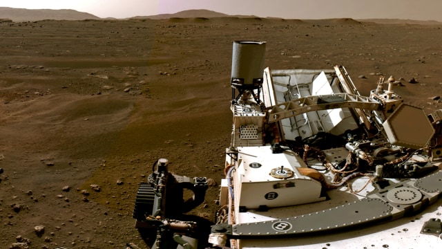 Gambar yang diambil oleh Kamera Navigasi, atau Navcams, di atas kapal penjelajah Perseverance Mars NASA menunjukkan lanskap Mars, Sabtu (20/2/2021). Foto: NASA/JPL-Caltech/Handout via REUTERS