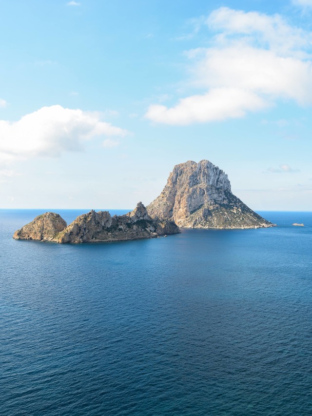 Es Vedra, pulau yang dijuluki Segitiga Bermuda dari Ibiza. Foto: Shutter Stock