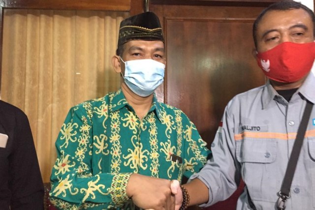 Anggota DPRD Bantul dari Partai Bulan Bintang, Supriyono bersalaman dengan Ketua FPRB Bantul Waljito. Foto: Arfiansyah Panji Purnandaru/kumparan